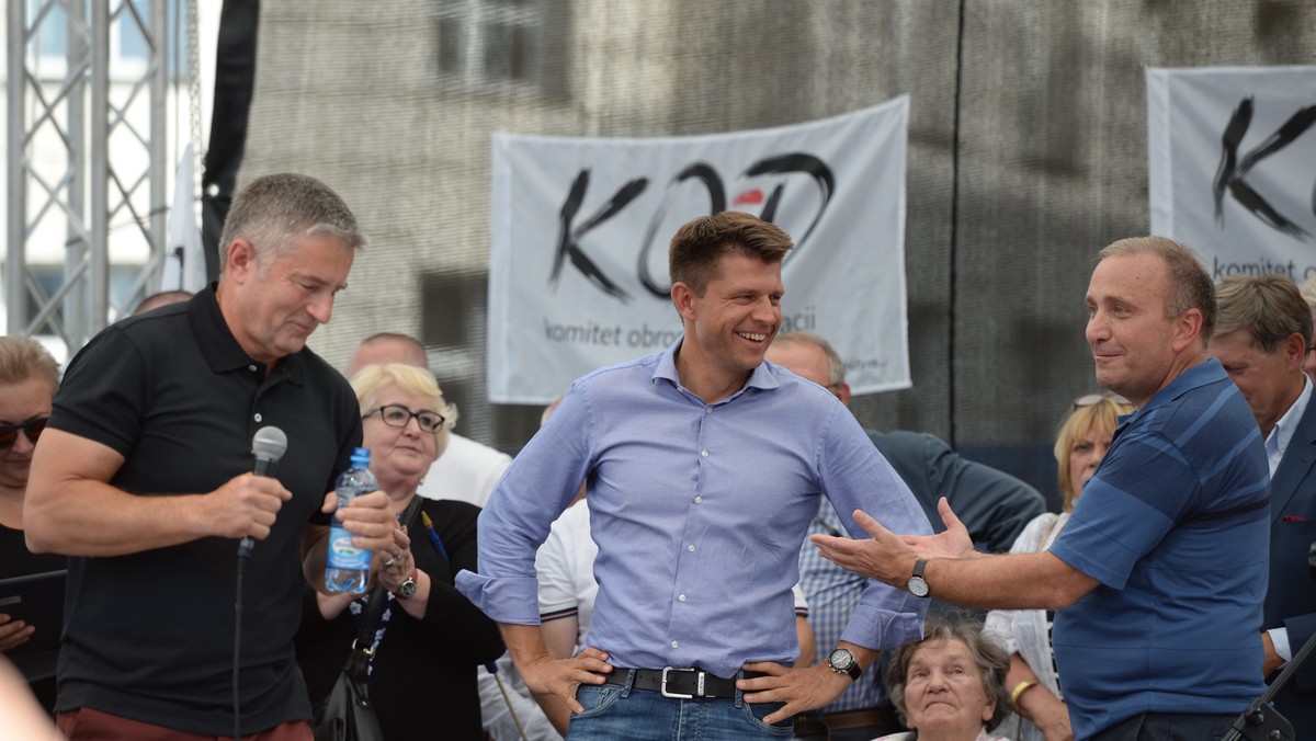 W dzisiejszej demonstracji uczestniczyli m.in. Władysław Frasyniuk, Grzegorz Schetyna oraz Ryszard Petru