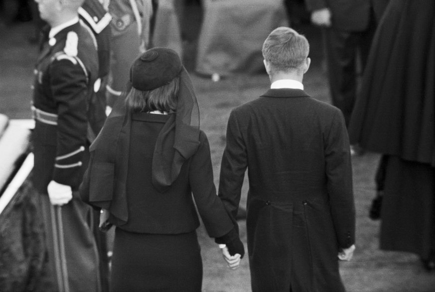 Jackie i Robert podcas pogrzebu JFK