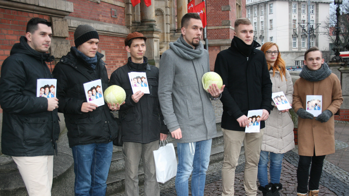 Związani z Platformą Obywatelską Młodzi Demokraci podczas zorganizowanego dzisiaj w Gdańsku happeningu wyśmiali oburzenie polityków Prawa i Sprawiedliwości, którzy nie godzą się na wydaną przez miasto broszurę edukacyjną o seksie.