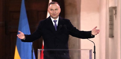 Andrzej Duda na dziedzińcu Zamku Królewskiego. Przejmujące wystąpienie prezydenta Polski