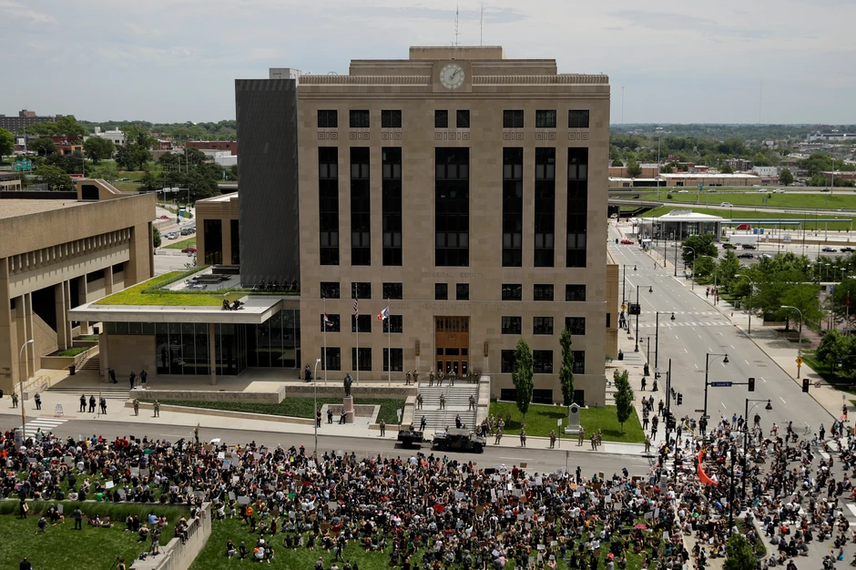 Demonstranti se okupljaju ispred sedišta policije u Kanzas Sitiju u Misuriju