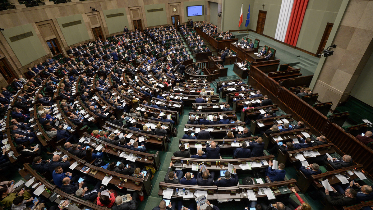 Czterech posłów opozycji z Małopolski zapłaci kary finansowe za nieobecność podczas głosowania w sprawie obywatelskiego projektu liberalizującego prawo aborcyjne "Ratujmy Kobiety". Na sali sejmowej zabrakło m.in. Bogusława Sonika i Ireneusza Rasia z PO oraz Jerzego Meysztowicza i Marka Sowy z Nowoczesnej.