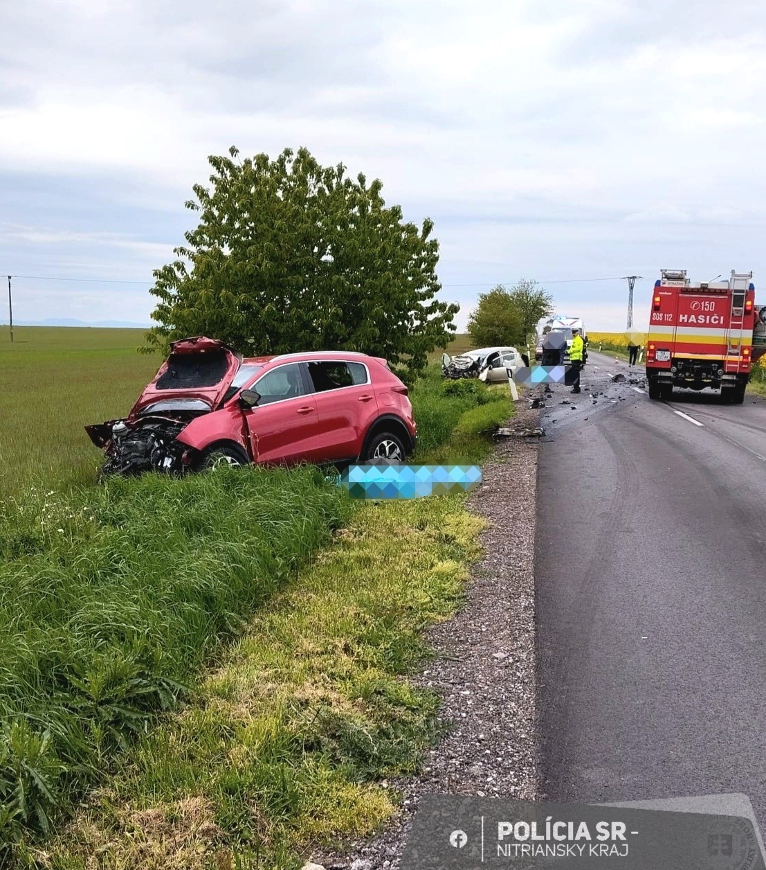 Pri obci Horná Kráľová sa čelne zrazili dve osobné autá.