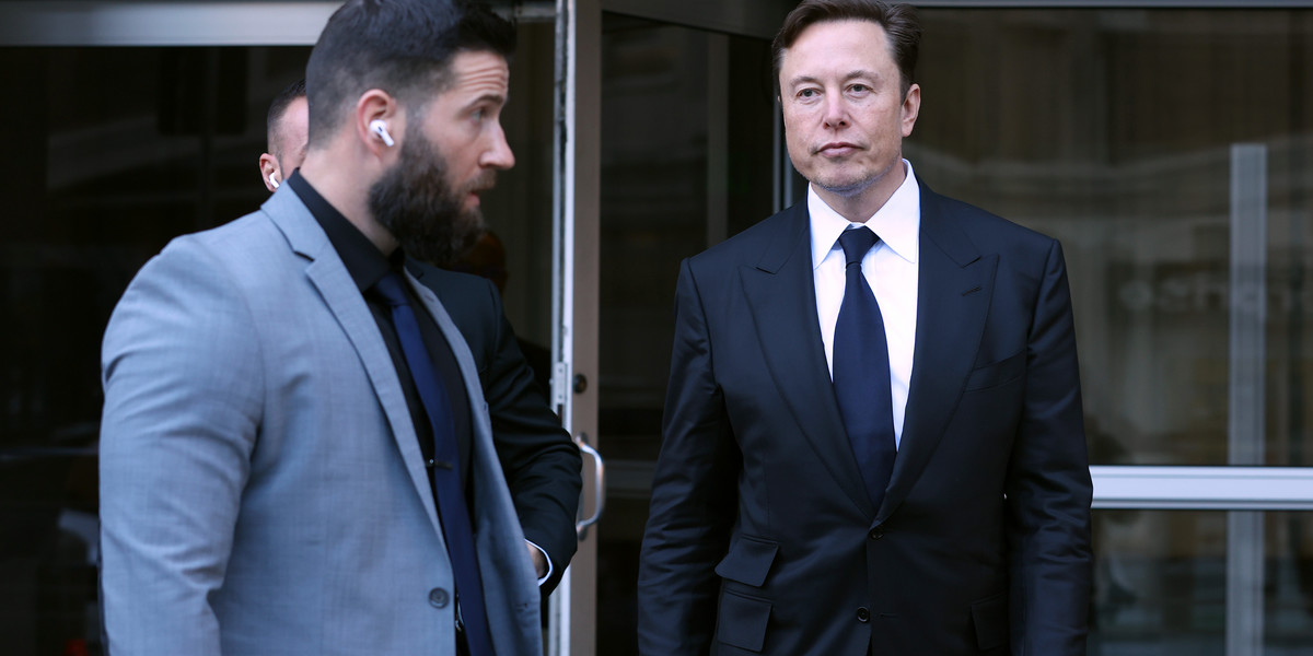 Elon Musk z obstawą przed siedzibą Twittera w San Fransisco w Kalifornii