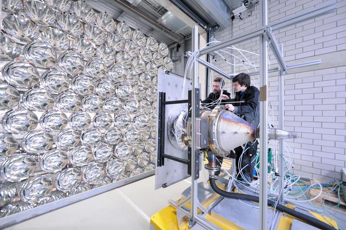 Skonstruowane w Niemieckim Centrum Kosmicznym (DLR) sztuczne słońce ma pomóc w opracowaniu taniej i wydajnej metody wytwarzania wodoru
