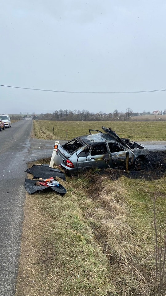 Auto po nehode začalo horieť.