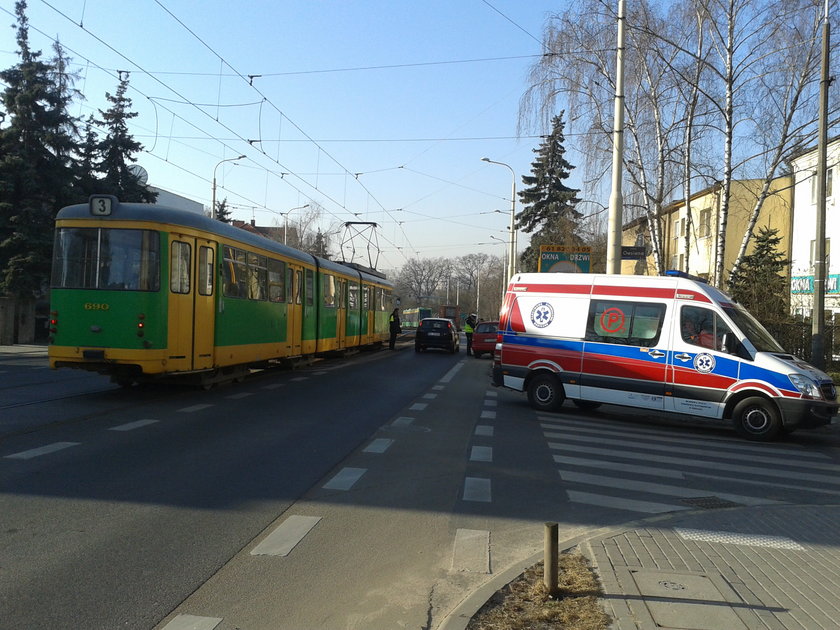 Rowerzysta wjechał w tramwaj