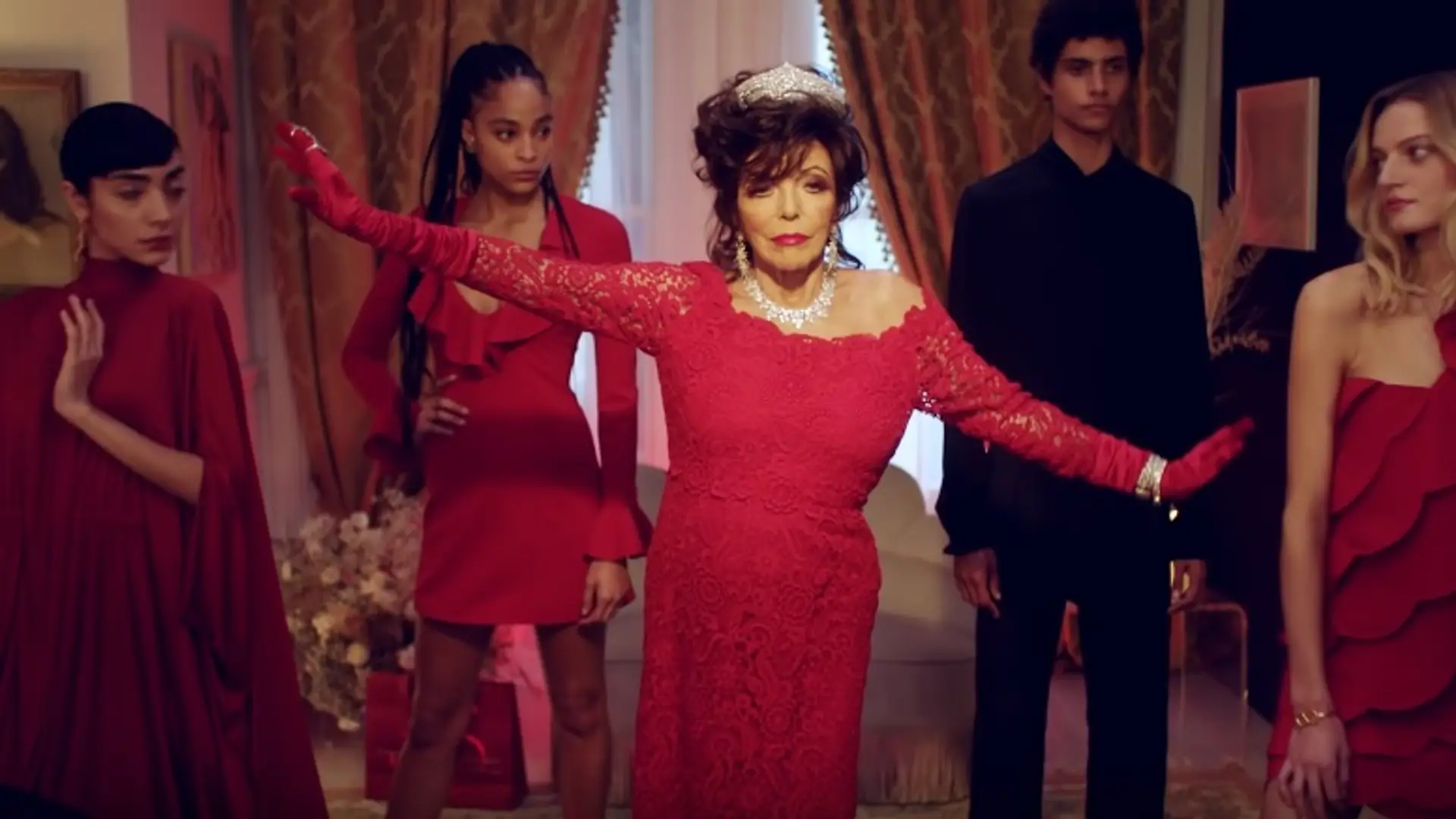 86-letnia Joan Collins w reklamie Valentino. Jej energia zawstydza młodszych