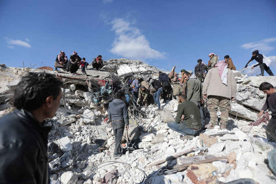 Personel i cywile prowadzą działania poszukiwawcze i ratownicze w Aleppo, w Syrii