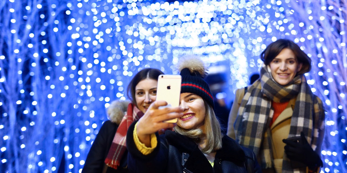 Instagram wprowadza oczekiwane zmiany - albo raczej powrót do starych zasad. Nowsze selfie pojawią się wyżej w aplikacji