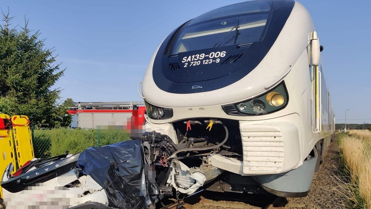 Ofiary w zderzeniu auta z szynobusem. Nie są znane przyczyny wypadku