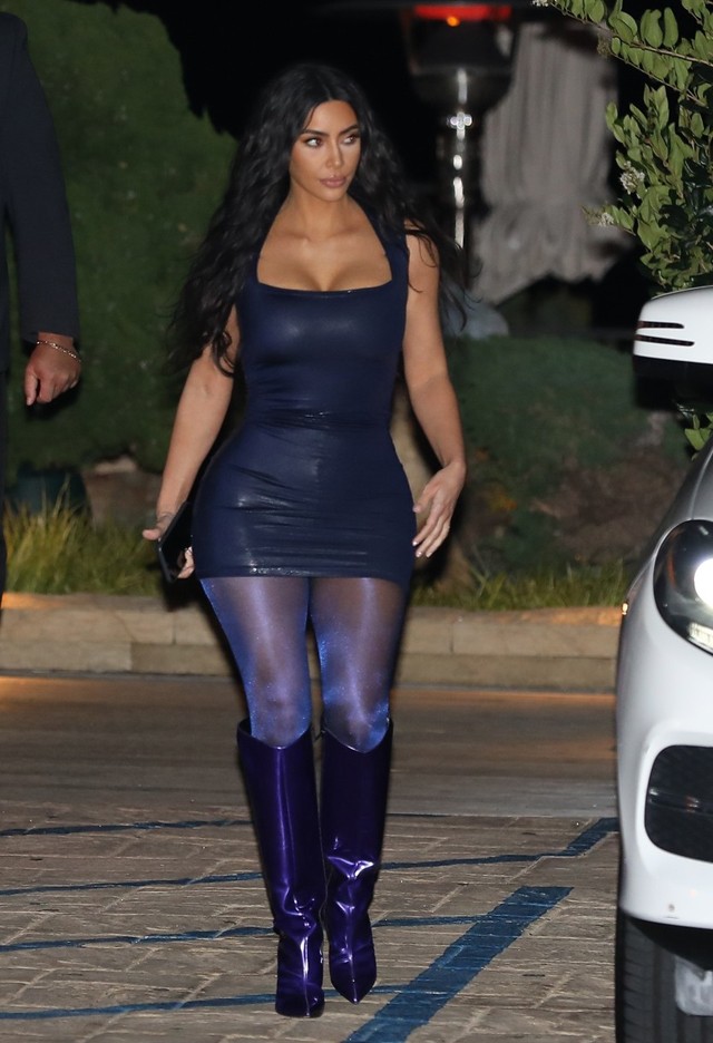 Kim Kardashian rövid feszülős ruhája a hónap legszexibb darabja