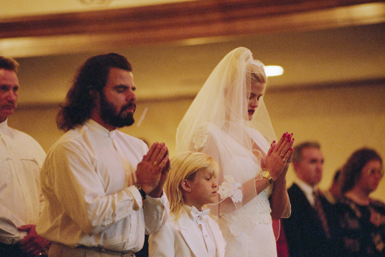 Anna Nicole Smith podczas nabożeństwa żałobnego swojego męża J. Howarda Marshalla, 8 sierpnia 1995 r. w Houston w Teksasie