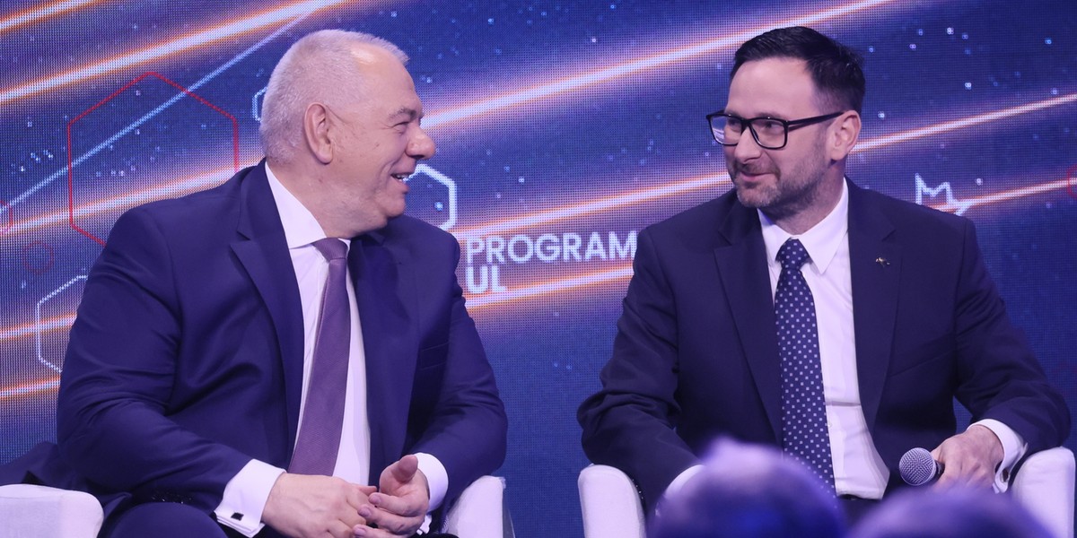 Jacek Sasin, wicepremier i minister aktywów państwowych (z lewej) i Daniel Obajtek, prezes PKN Orlen, podczas konwencji PiS 14 maja 2023 r.