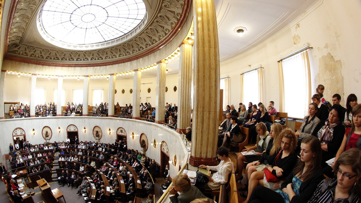 - Posiadając te same prawa i obowiązki, które wynikają z konstytucji, kobiety ciągle nie mają w Polsce tych samych możliwości - oceniła w Katowicach żona byłego prezydenta RP, szefowa fundacji "Porozumienie Bez Barier" Jolanta Kwaśniewska.