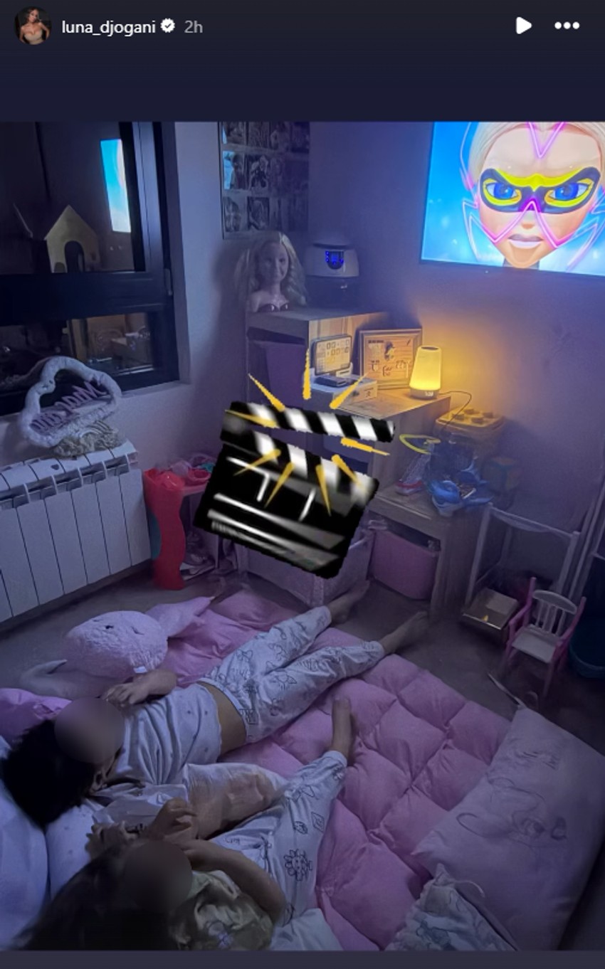 Luna i Marko ušuškali Miu i Lanu u pidžame, pa pokazali kako uživaju u kućnom bioskopu