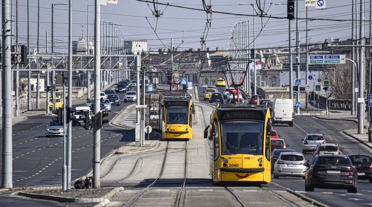 Nagy bulit csaptak a villamoson az utasok / Fotó: MTVA/Róka László