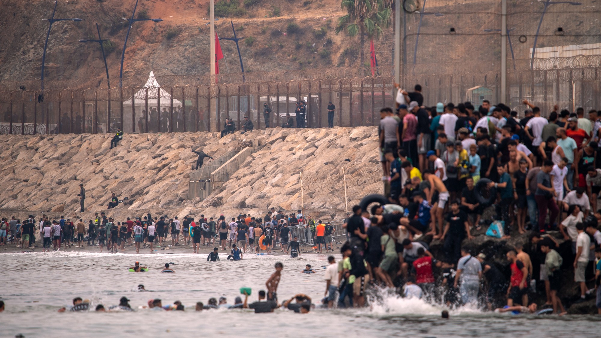 Do Ceuty vstúpilo z Maroka 60 000 migrantov. 