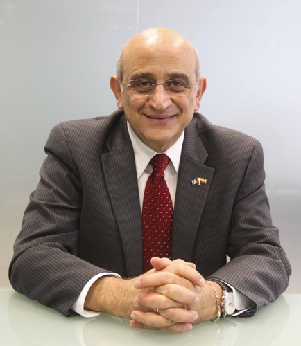 German Efromovich posiada obywatelstwo Brazylii, Kolumbii oraz - od 2012 roku - Polski. Paszport z Orłem Białym umożliwił właścicielowi Synergy Group przejęcie  portugalskich linii lotniczych TAP. Zgodnie z prawem unijnym, aby kupić większościowe udziały w europejskiej linii lotniczej, trzeba legitymować się paszportem jednego z państw członkowskich.