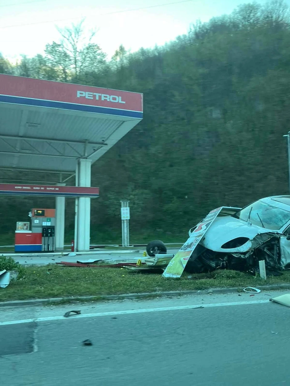 “porše” udario u benzinsku pumpu