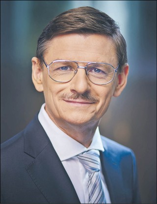 Grzegorz Wrochna profesor nauk fizycznych, prezes Polskiej Agencji Kosmicznej (POLSA),  były wiceminister nauki i szkolnictwa wyższego