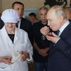 Ruski predsednik Vladimir Putin degustira kavijar tokom posete Iturupu, poznatom u Japanu kao Etorofu | Foto: AFP via Getty Images