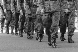 Wielki problem armii. Zawodowcy się żegnają, a ochotników brak