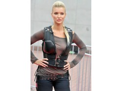 Gwiazda lata boeingami za ocean, a boi się małego helikoptera!