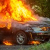 Ilustracija: automobil u plamenu