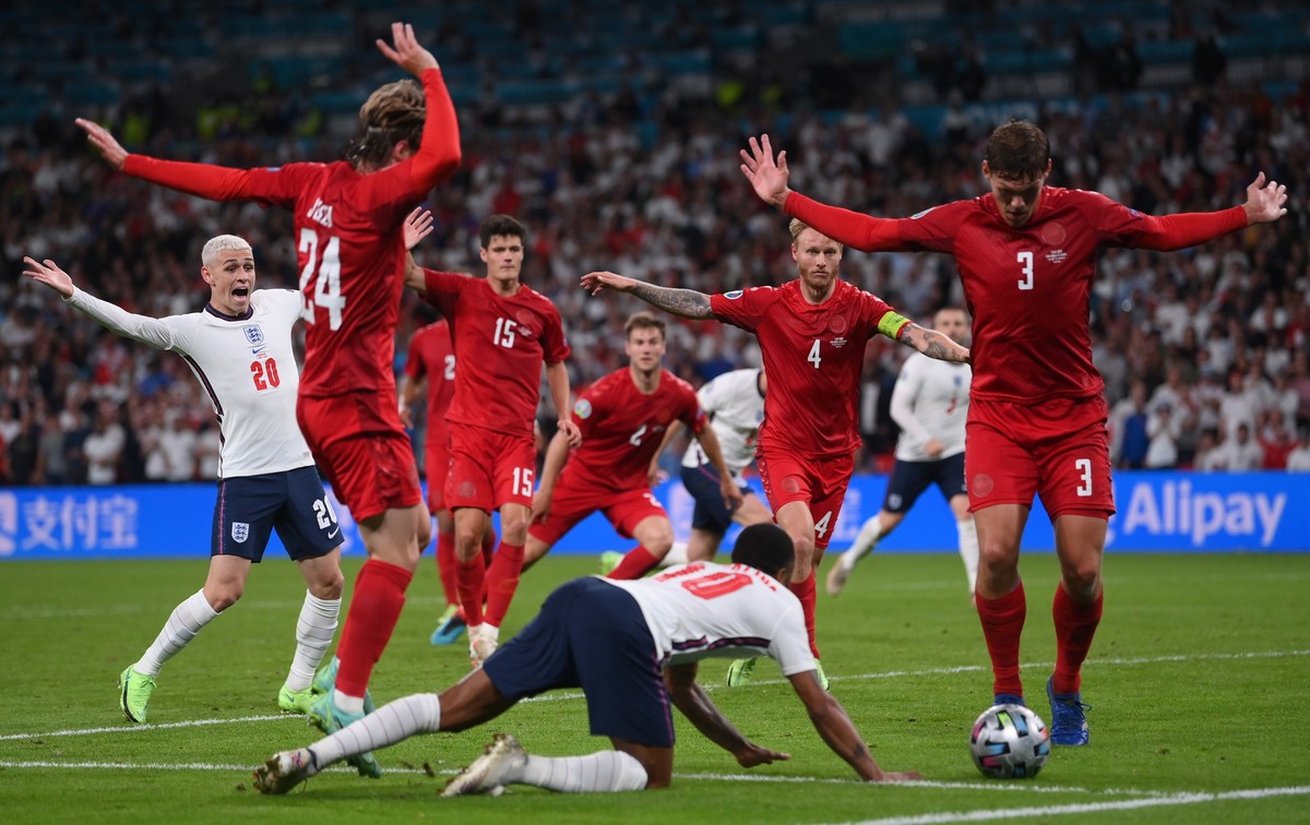 Raheem Sterling (w białej koszulce)
