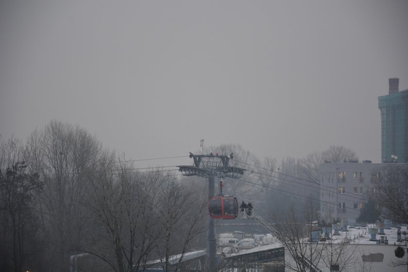 Chwile grozy we Wrocławiu. Utknęli kilka metrów nad ziemią