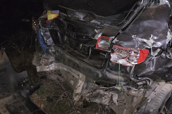 (FOTO, VIDEO) PRVE SLIKE STRAVIČNE NESREĆE U NOVOM PAZARU "Audi" potpuno smrskan u direktnom sudaru s kamionom: Ima povređenih!