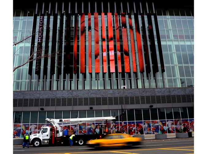 Banner z wizerunkiem piosenkarki na budynku Prudential Center w Newark. Pogrzeb Whitney Houston to najważniejsze dziś wydarzenie w USA