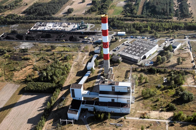 Z Radomia pochodzi jeden z najbogatszych Polaków Zygmunt Solorz-Żak. Jego majątek jest szacowany na ponad 3 miliardy zł. Założył telewizję Polsat i jest właścicielem Polkomtela - operatora sieci Plus.
Na zdjęciu: Radom z lotu ptaka. Elektrociepłownia