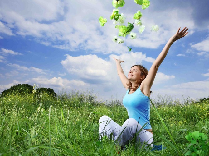 16548_HappyWomanInField1
