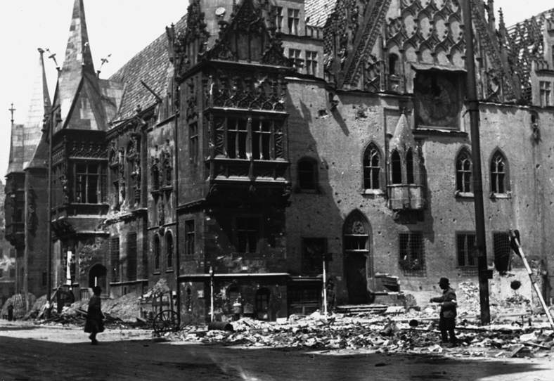 Zniszczony podczas wojny ratusz we Wrocławiu 