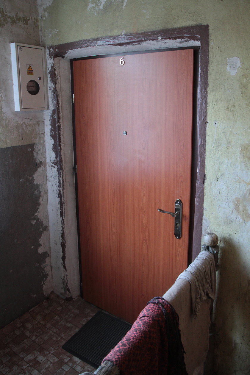 drzwi na miejscu zbrodni w Kutnie