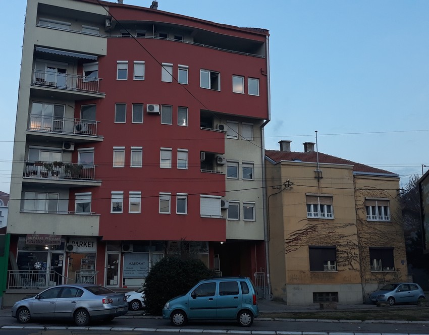 Zgrada u Ulici Stefana Prvovenčanog u Nišu ispred koje se desio napad