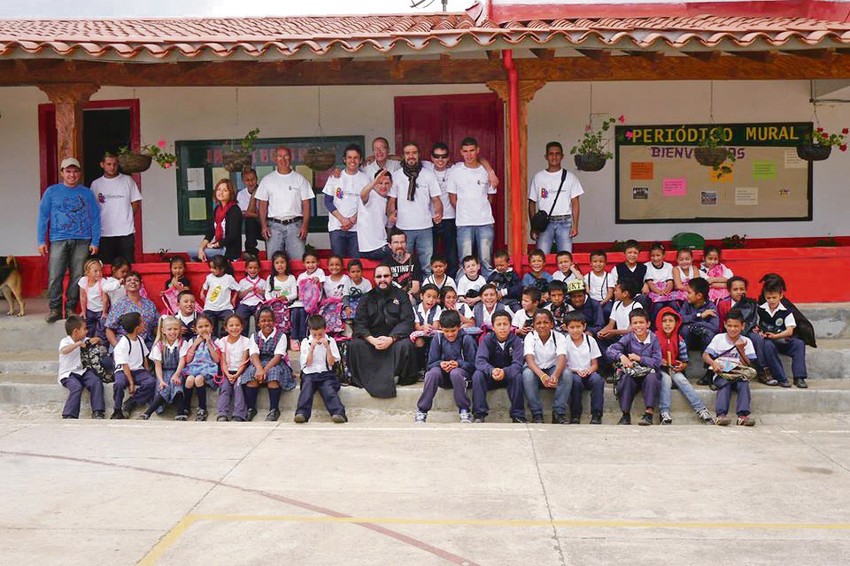 Otac Simeon sa mališanima u pravoslavnoj zajednici