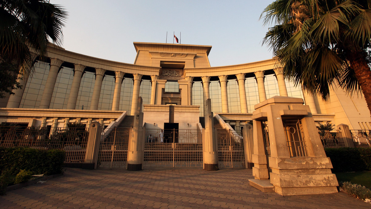 Egipski trybunał konstytucyjny poinformował, że jego czerwcowa decyzja o rozwiązaniu izby niższej parlamentu jest ostateczna i wiążąca. To reakcja na niedzielny dekret prezydenta Mohameda Mursiego o przywróceniu zdominowanej przez islamistów izby. "Orzeczenia i wszystkie decyzje najwyższego sądu konstytucyjnego są ostateczne, nie mogą podlegać apelacji i są wiążące dla wszystkich instytucji państwowych" - poinformował trybunał w komunikacie.