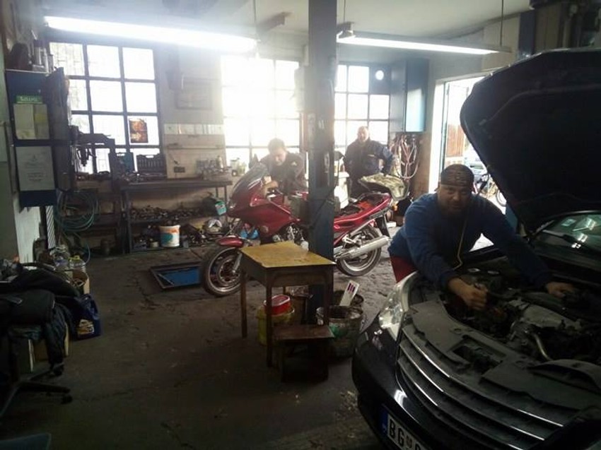 Automehaničar Dragan u svojoj radionici