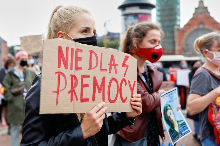 Protest na ulicach Warszawy. Polki przeciwko wypowiedzeniu konwencji antyprzemocowej