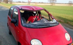 Policja dopadła "Stiga". Jechał matizem bez szyby, widok bezcenny