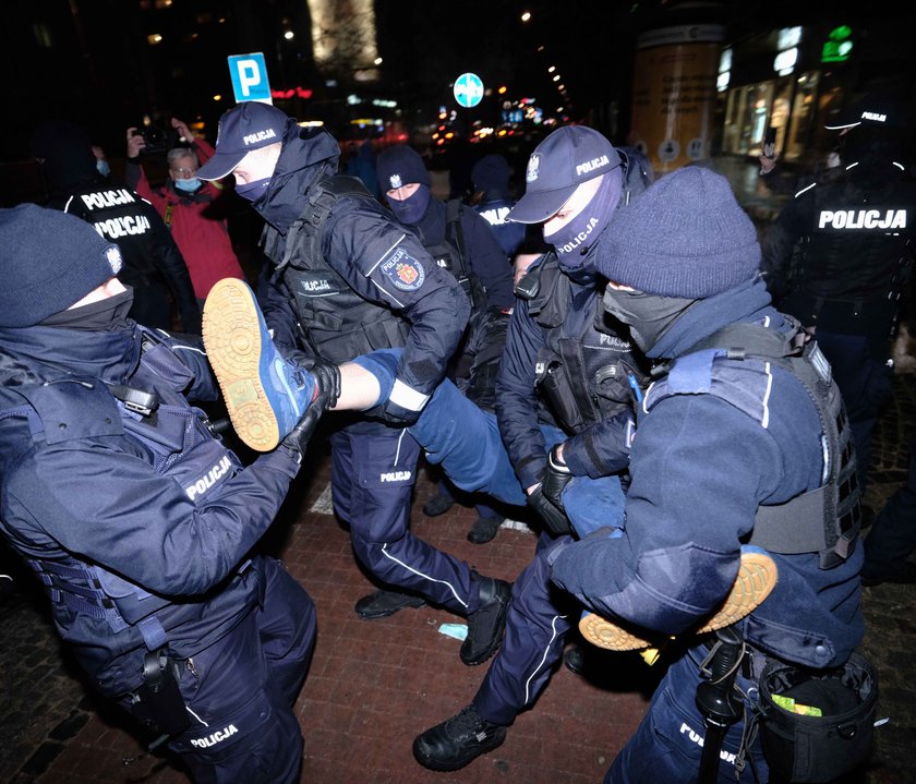 Wstydzi się ciebie kraj: Strajk Kobiet i Janek Wiśniewski