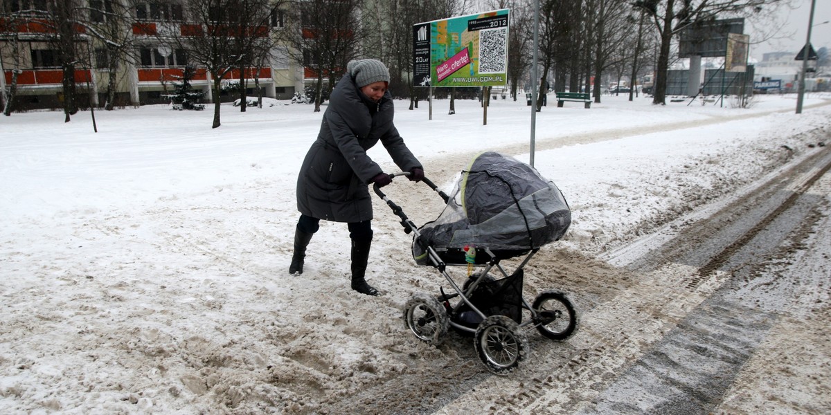 Snieg zalega na przejsciach dla pieszych i miejscach parkingowych