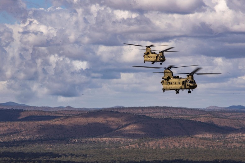 Dwa śmigłowce CH-47 Chinook z U.S. Marine Corps. Maszyny są bardzo chwalone przez użytkowników.