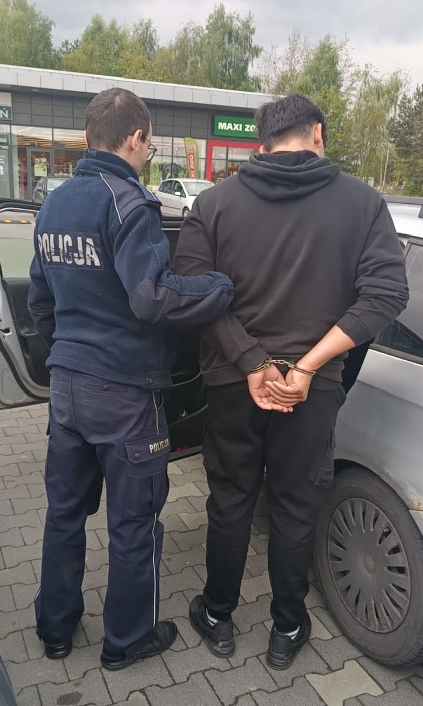 Obraz pochodzący z serwisu https://lodzka.policja.gov.pl/ld/informacje/95605,Dzielnicowy-z-Belchatowa-po-poscigu-zatrzymal-oszustow.html