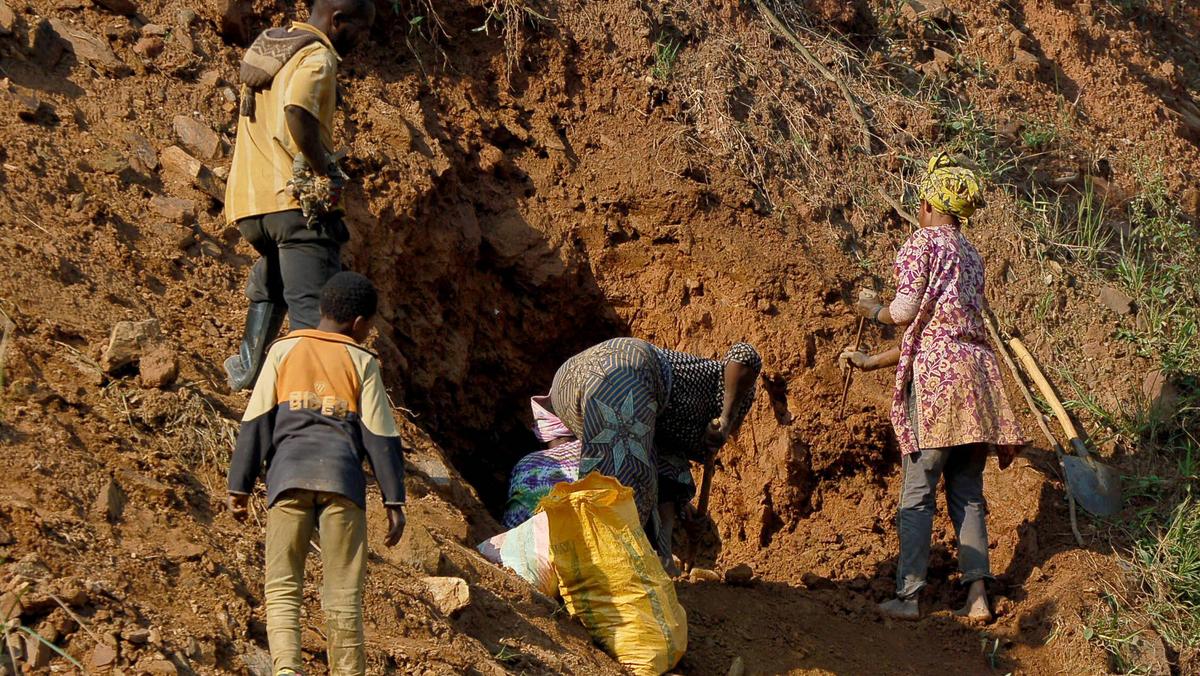 Dzieci pracujące w kopalni kobaltu w Kongo