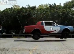 Samochodowy mistrz skakanki. Wideo