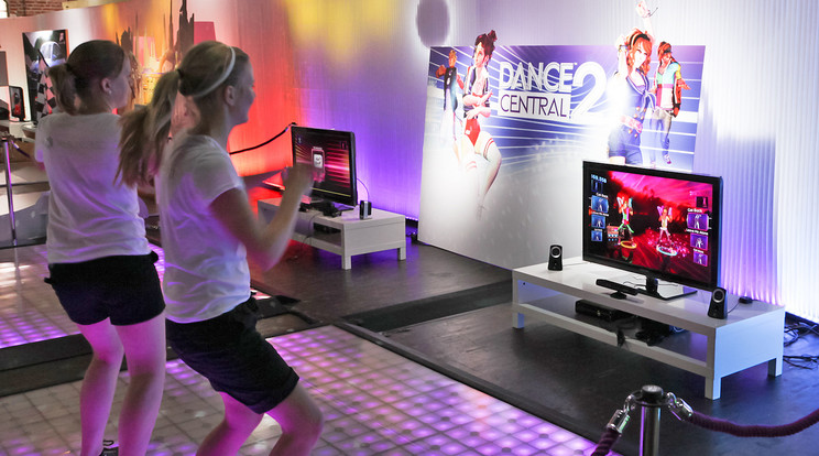 A videójáték lényege, hogy a képernyőn táncolókat kell a lehető legpontosabban le-utánozni / Fotó: Shutterstock